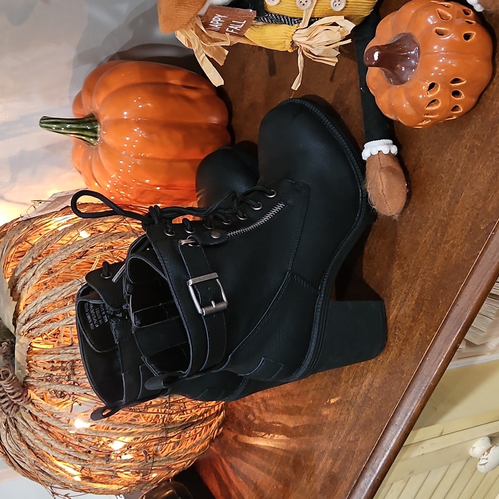 Torrid Black Combat Ankle Boots Heeled 3inch High Nwot. Size 8 - Picture 2 of 9